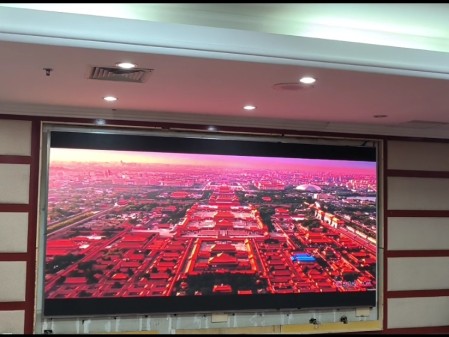 襄陽省公路局6樓室內(nèi)全彩P1.86安裝完成  尺寸：3.52X1.76 像素點(diǎn)：1892X946
