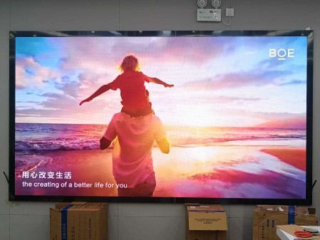 荊門華銘廣場p1.53指導(dǎo)安裝完畢   尺寸：3.2m*1.76m；分辨率：2080*1144