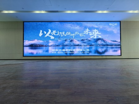 荊州某產(chǎn)業(yè)園p2.5全彩安裝調(diào)試完畢    尺寸：9.6×3.36； 像素點(diǎn)：3840×1344