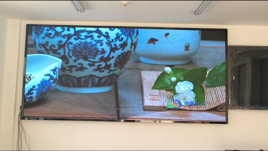 湖北英山室內(nèi)全彩P1.86安裝完成    尺寸:3.84??1.76 像素點(diǎn):2064??946