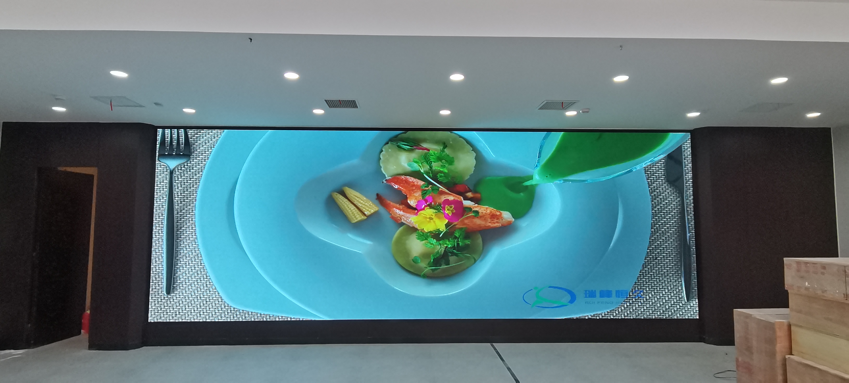 湖北孝感室內(nèi)全彩P1.86安裝完畢     尺寸：7.36x2.56m    像素點(diǎn)：3956x1376