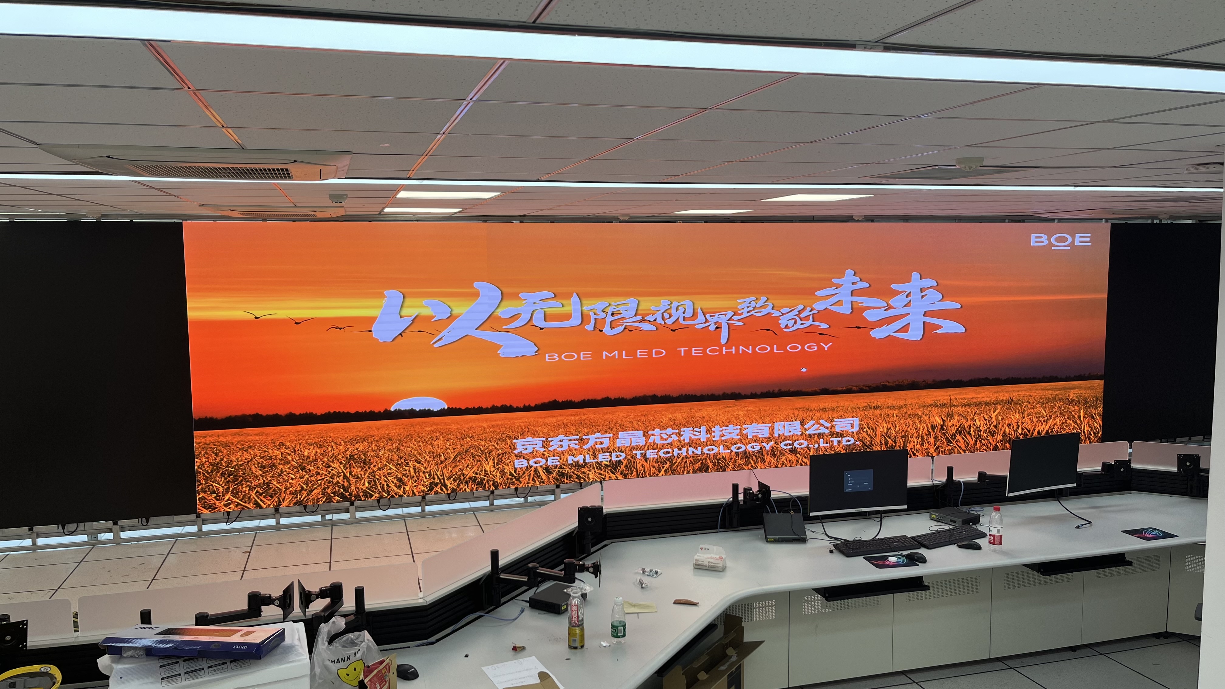 **汽車測試場COB1.2安裝調(diào)試完成   尺寸: 13.8*2.3625    像素點 :11040*1890